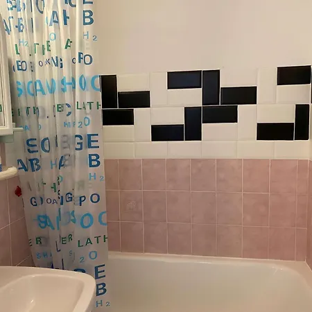 2 Pieces Avec Balcon Et Parking Proche - Fr-1-712-81 *