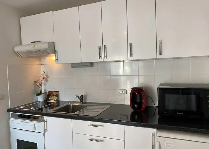 2 Pièces Avec Balcon Et Parking Près De La - Fr-1-712-81 * Villers-sur-Mer