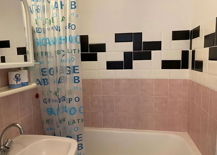 2 Pièces Avec Balcon Et Parking Près De La - Fr-1-712-81 *