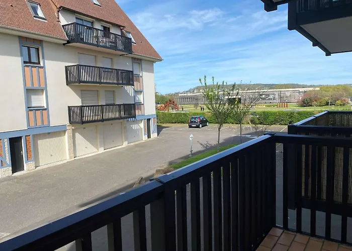 2 Pièces Avec Balcon Et Parking Près De La - Fr-1-712-81 *